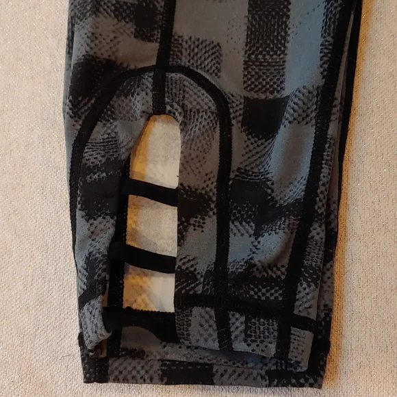Mona B High Waisted Capri Leggings Size M - Picture 2 of 5